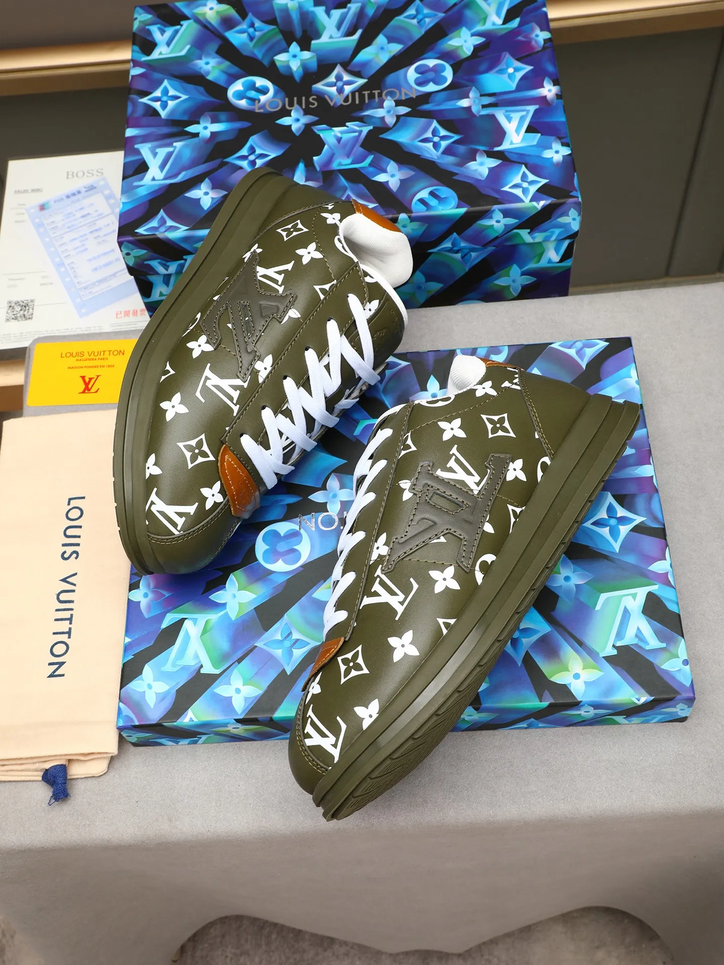 Men's Men's Shoes 💰540 LV Louis Vuitton L Jialu Brand Runner Tatic Series Thick Sole Casual Sports Shoes Running Shoes Original purchase, development and production This LV Runner Tatic sneaker combines technical materials such as mesh fabric and ribbons to interpret the inspiration of traditional mountaineering shoes. LV letters are written on one side, the lariat buckle of the quick lacing system is embellished with Monogram flowers and Louis Vuitton logos, and the light and wear-resistant rubber outsole completes the whole. ▪️Fabric: Original imported cowhide + mesh ▪️Inner lining: Original customized breathable mesh ▪️Sole: Original open-molded anti-slip rubber combination material ▪️Size: Men's 40-44 (45 46 customized)